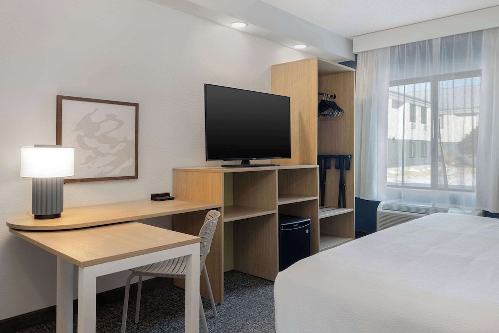 Spark by Hilton Bentonville Room, 1 King Bed, Accessible Bathtub (Mobility Accessible) 4