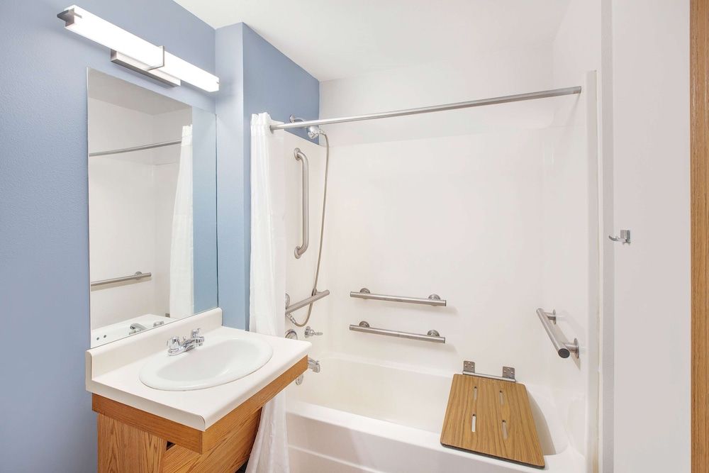 Extended Stay America Select Suites - Bentonville Deluxe Studio, 1 Queen Bed with Sofa bed, Accessible, Non Smoking 4