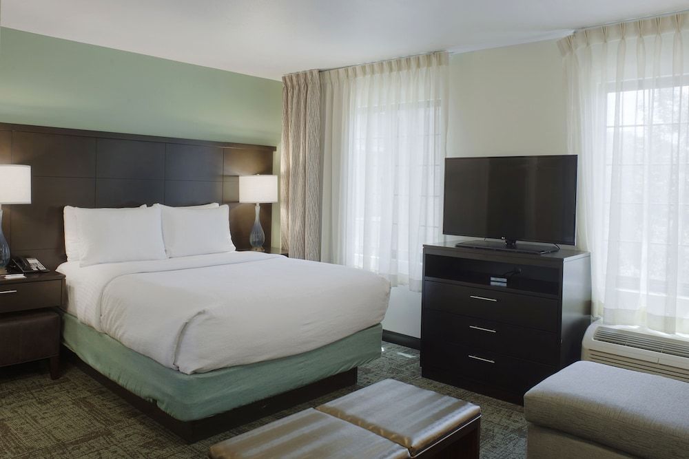 Suite, 1 Bedroom, Kitchen (1 Qn, Comm, Roll In Shwr)