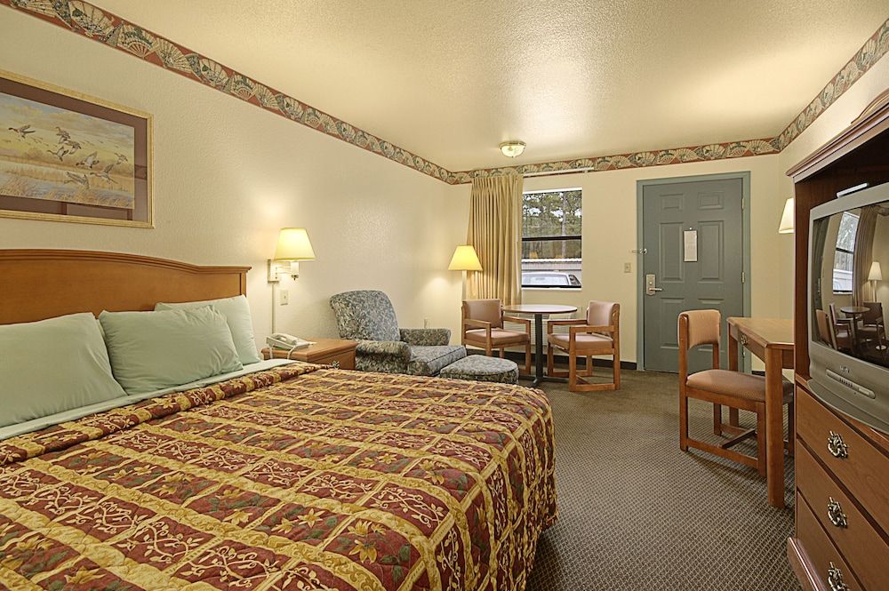 Business Room, 1 King Bed, Non Smoking (Interior Room)