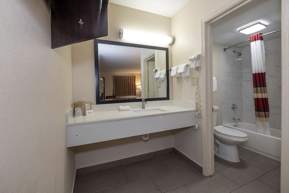 Red Roof Inn Fort Smith Downtown Deluxe Room, 1 King Bed, Smoking 6