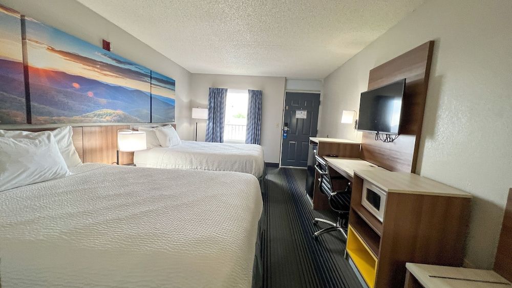 Room, 2 Queen Beds, Smoking (Pet-Friendly)