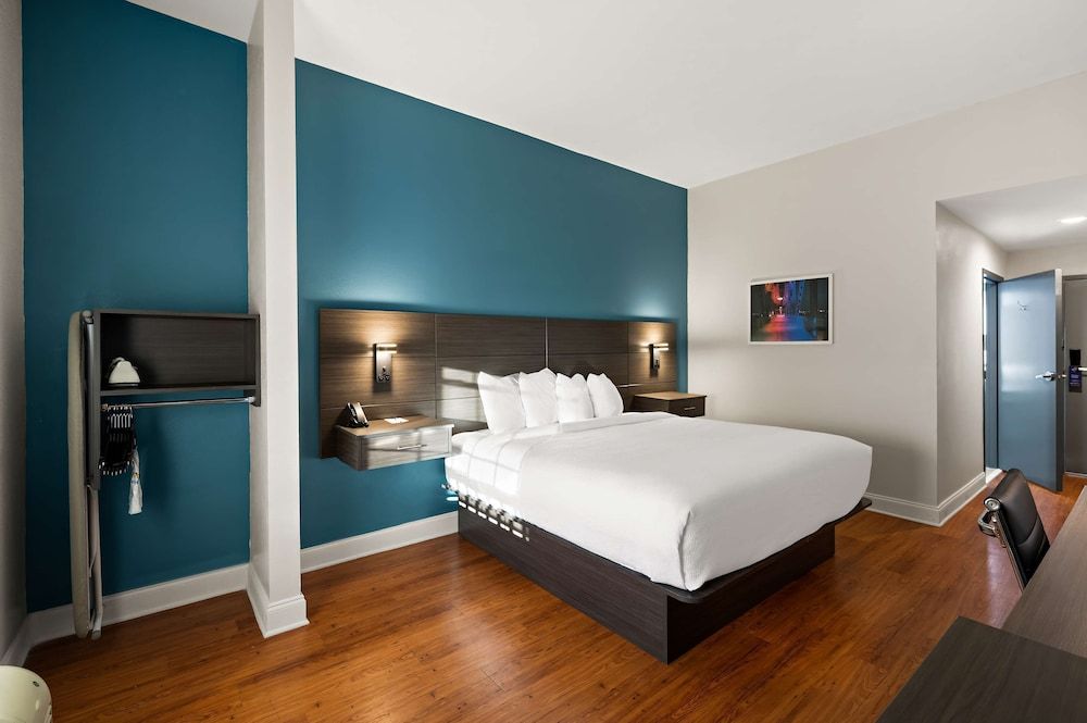 Standard Room, 1 King Bed, Accessible, Non Smoking (Walk-in Shower)