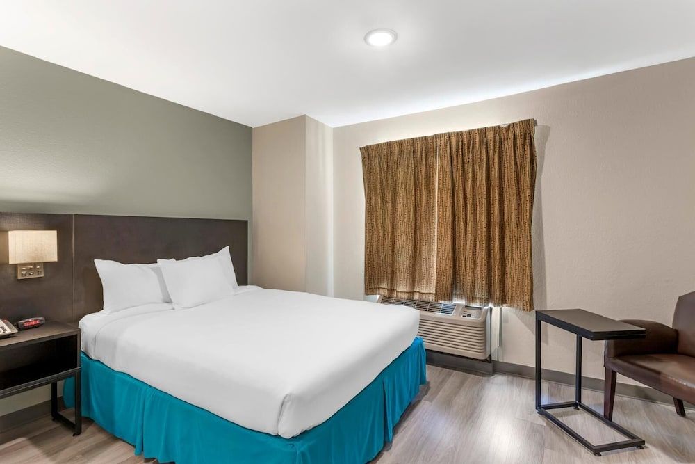 Suite, 1 Queen Bed, Non Smoking (Efficiency)