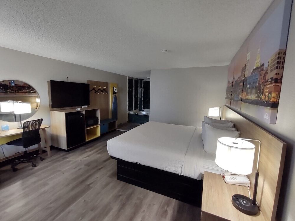 Suite, 1 King Bed, Non Smoking, Hot Tub