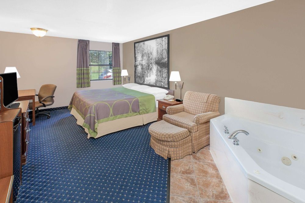 Standard Suite, 1 King Bed, Jetted Tub