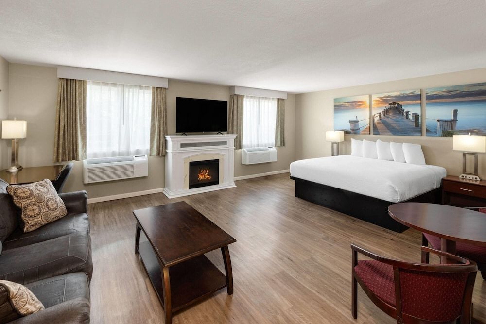 Studio Suite, 1 King Bed, Smoking