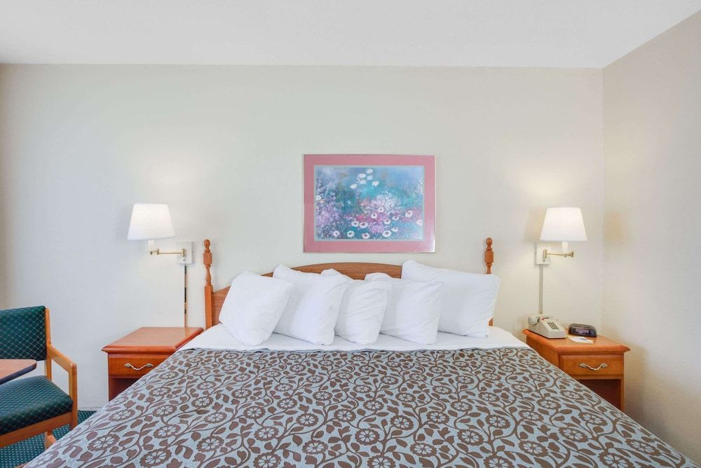 Room, 1 King Bed, Refrigerator & Microwave