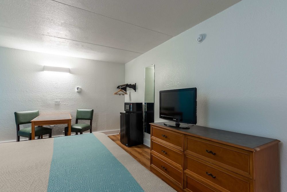 Motel 6 North Little Rock, AR - McCain Standard Room, 1 King Bed, Non Smoking 18