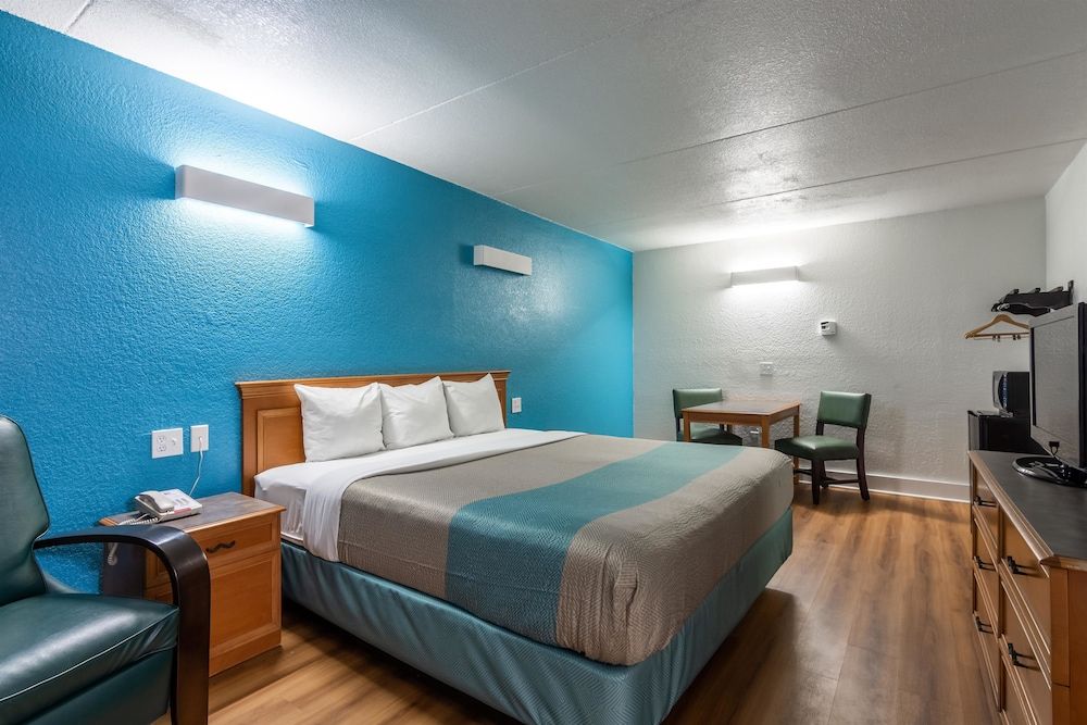 Motel 6 North Little Rock, AR - McCain Standard Room, 1 King Bed, Non Smoking