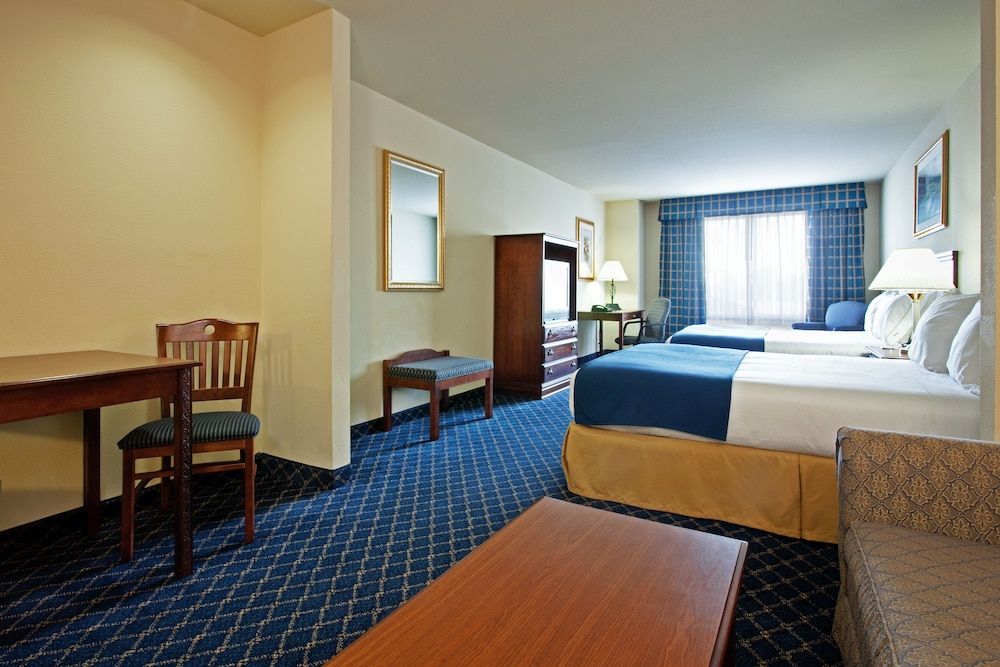 Suite, 2 Queen Beds, Accessible (Accessible Shower)