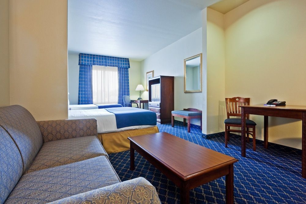 Suite, 2 Queen Beds, Accessible (Accessible Shower)