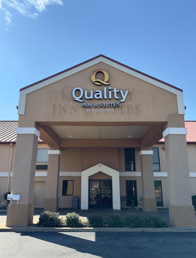 Quality Inn & Suites Pine Bluff