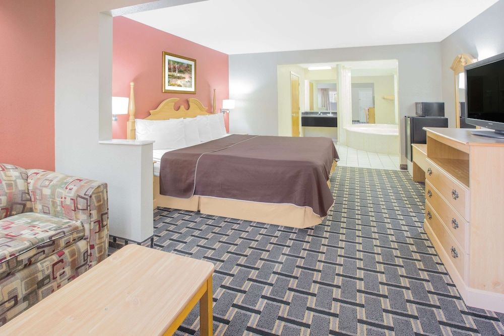 Upgraded, Suite, 1 King Bed, Non Smoking