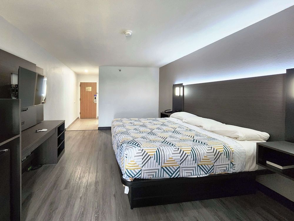 Motel 6 Pine Bluff, AR Deluxe Room, 1 King Bed, Smoking, Refrigerator & Microwave 4