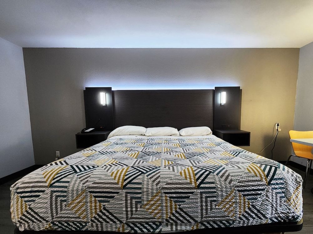 Motel 6 Pine Bluff, AR Deluxe Room, 1 King Bed, Smoking, Refrigerator & Microwave 3