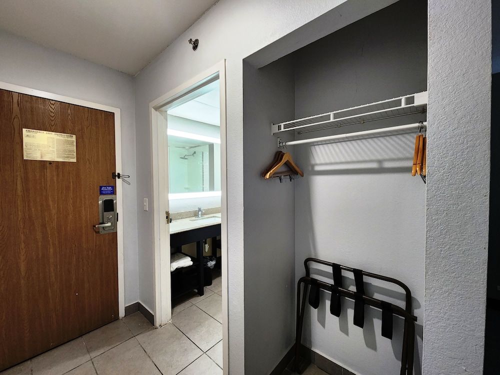 Motel 6 Pine Bluff, AR Deluxe Room, 1 King Bed, Smoking, Refrigerator & Microwave 7