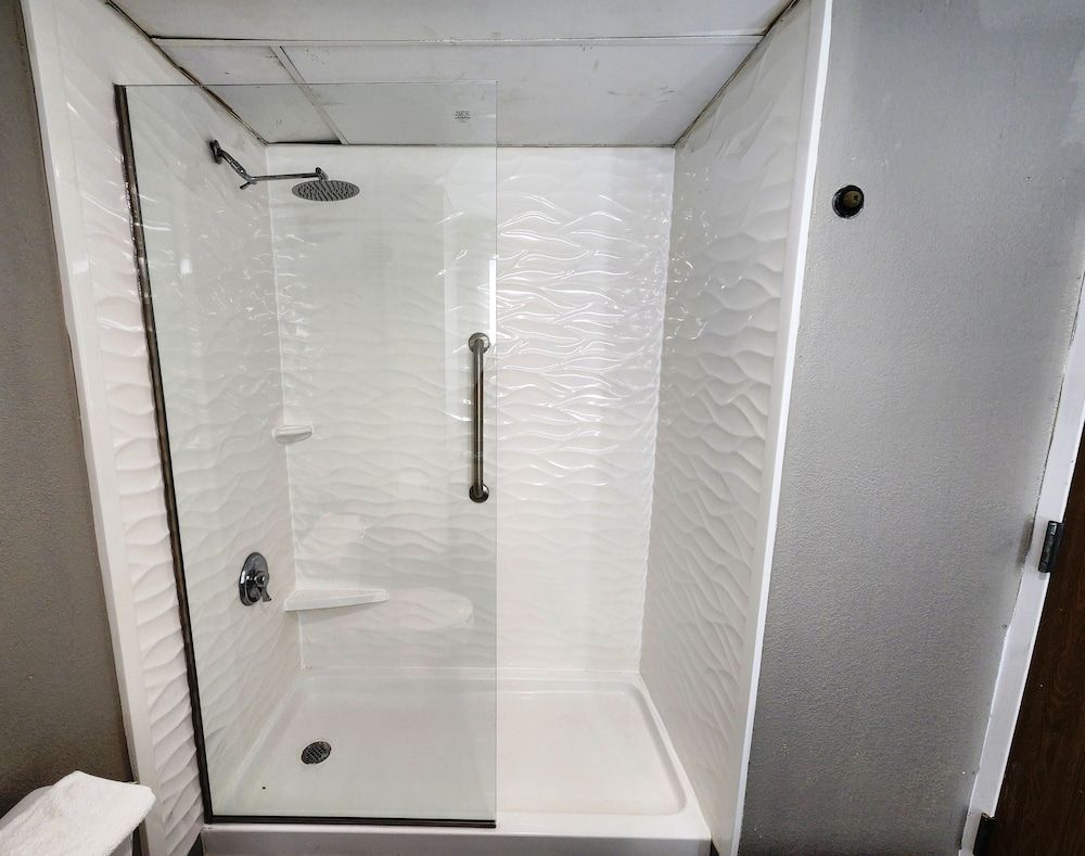 Motel 6 Pine Bluff, AR Deluxe Room, 1 King Bed, Smoking, Refrigerator & Microwave 9