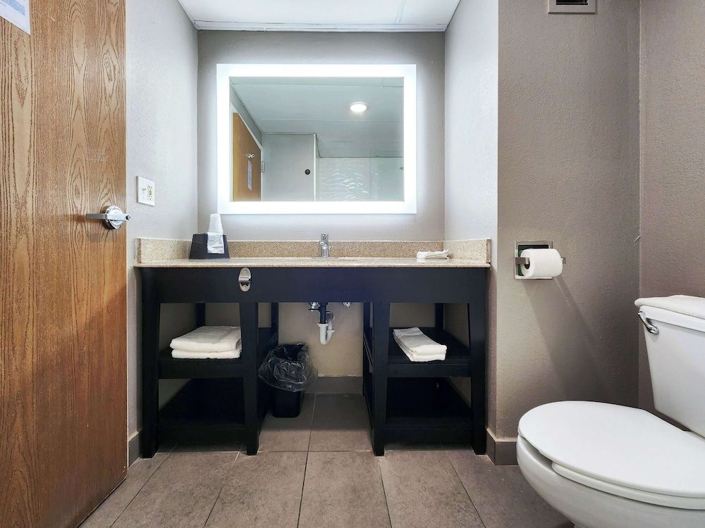 Motel 6 Pine Bluff, AR Deluxe Room, 1 King Bed, Smoking, Refrigerator & Microwave 12