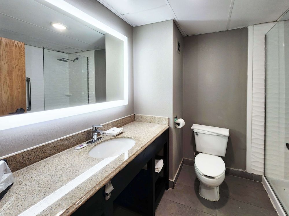 Motel 6 Pine Bluff, AR Deluxe Room, 2 Queen Beds, Non Smoking, Refrigerator & Microwave 7