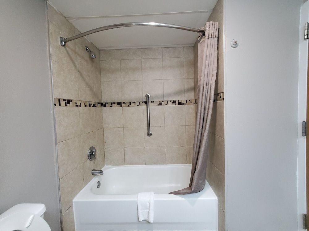 Motel 6 Pine Bluff, AR Deluxe Room, 2 Queen Beds, Non Smoking, Refrigerator & Microwave 5