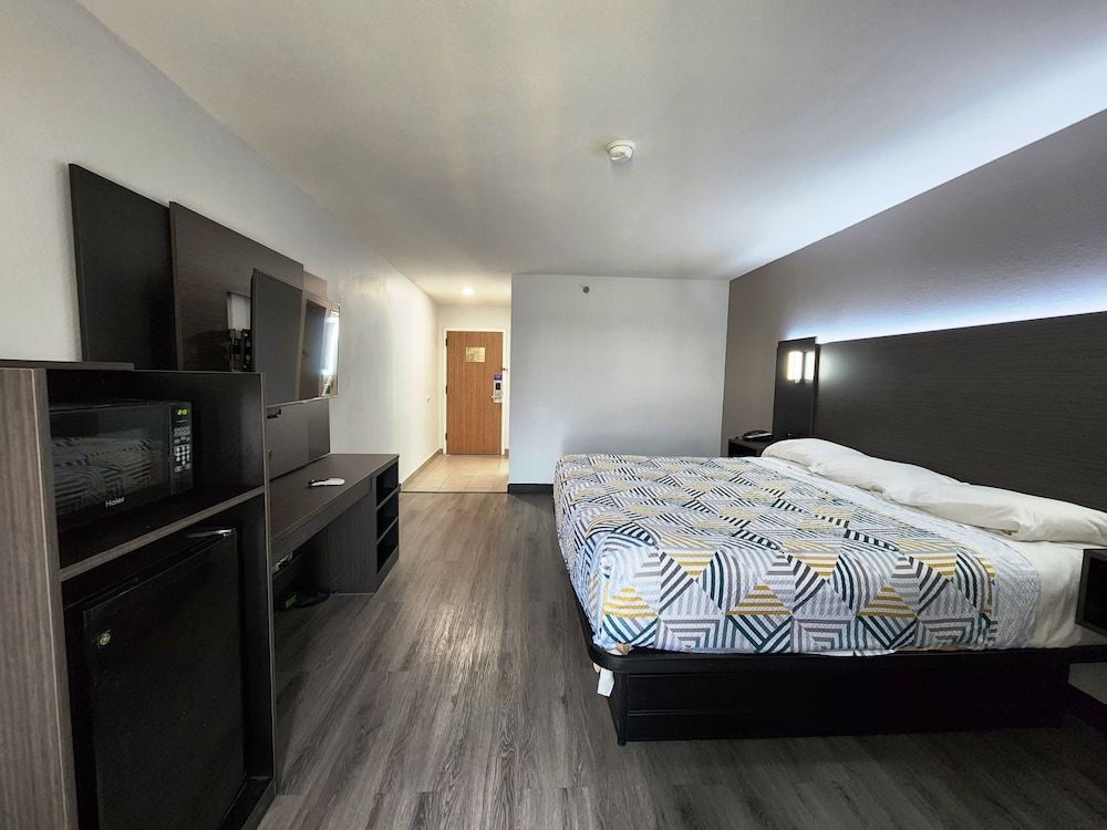 Motel 6 Pine Bluff, AR Deluxe Room, 1 King Bed, Smoking, Refrigerator & Microwave 5