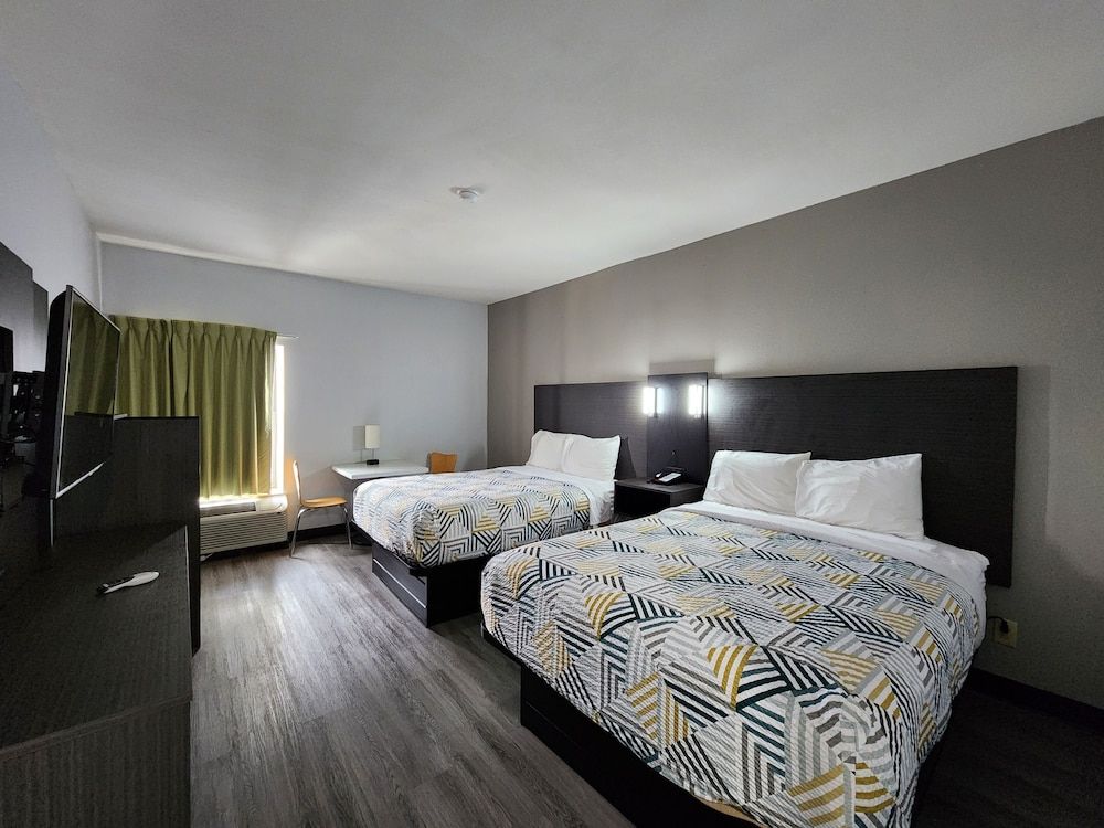 Motel 6 Pine Bluff, AR Deluxe Room, 2 Queen Beds, Non Smoking, Refrigerator & Microwave