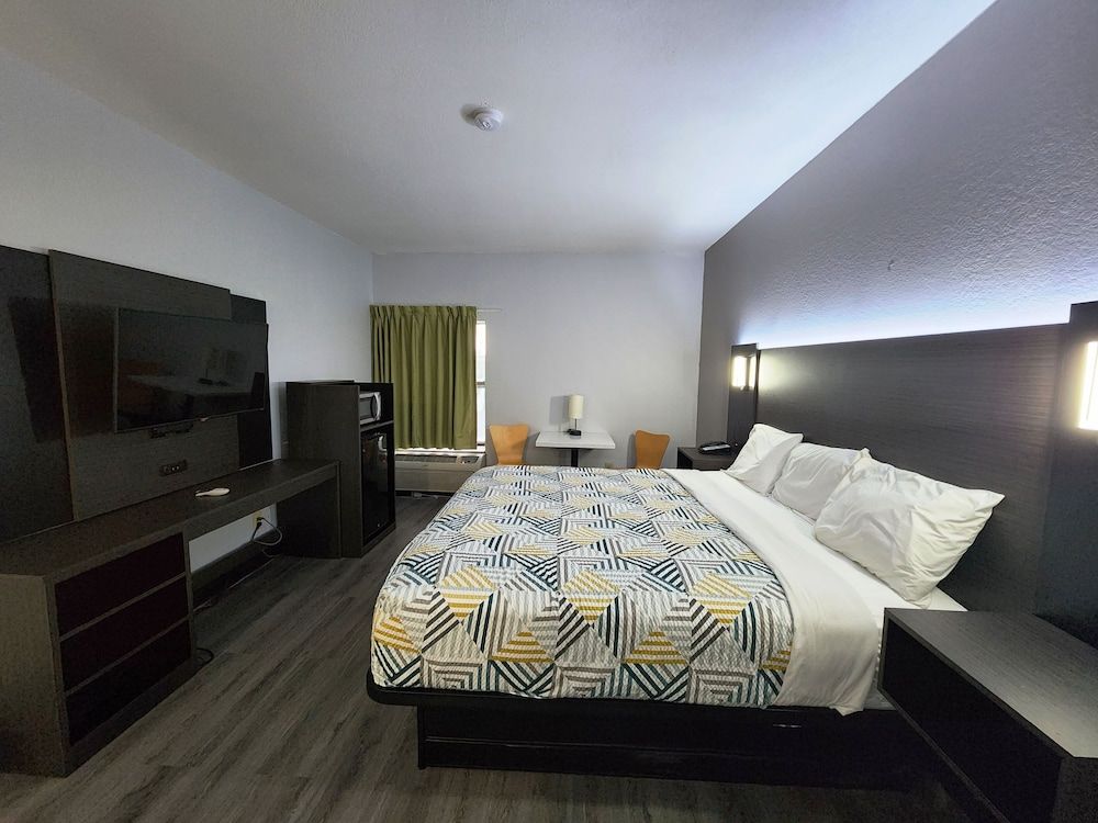 Motel 6 Pine Bluff, AR Deluxe Room, 1 King Bed, Smoking, Refrigerator & Microwave