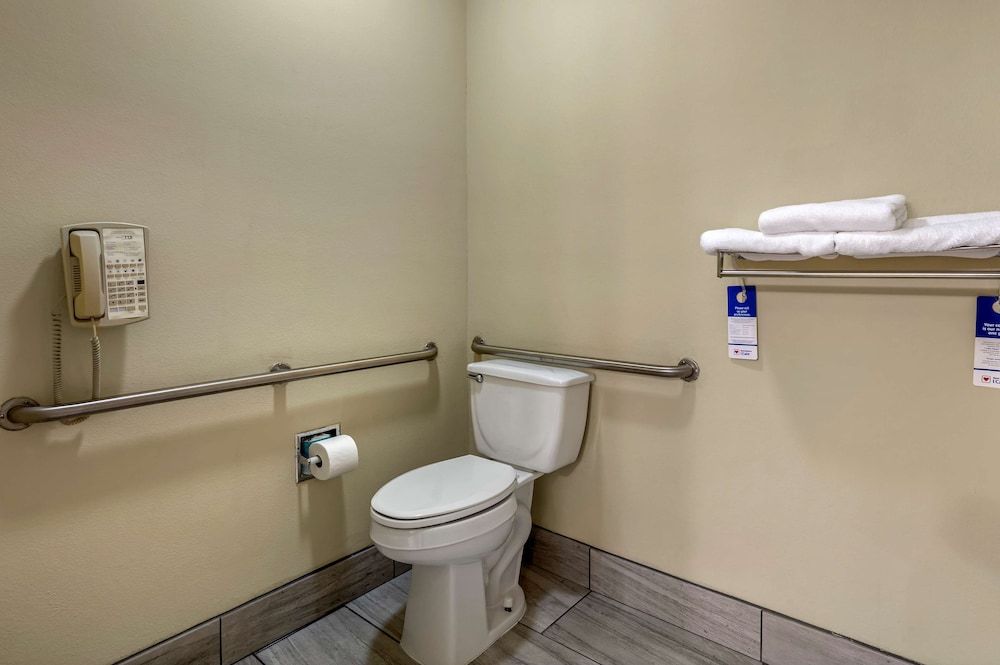 Best Western Plus Searcy Inn Standard Room, 1 King Bed, Accessible, Refrigerator & Microwave 4