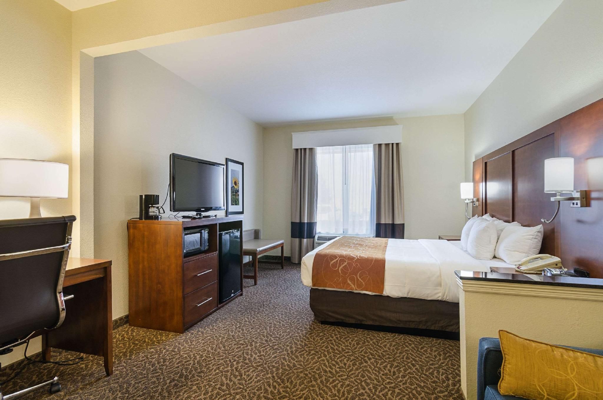 1 Queen Bed Suite Non-Smoking Accessible