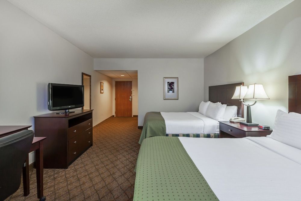 Standard Room, 2 Queen Beds, Accessible (Communications, Roll-In Shower)