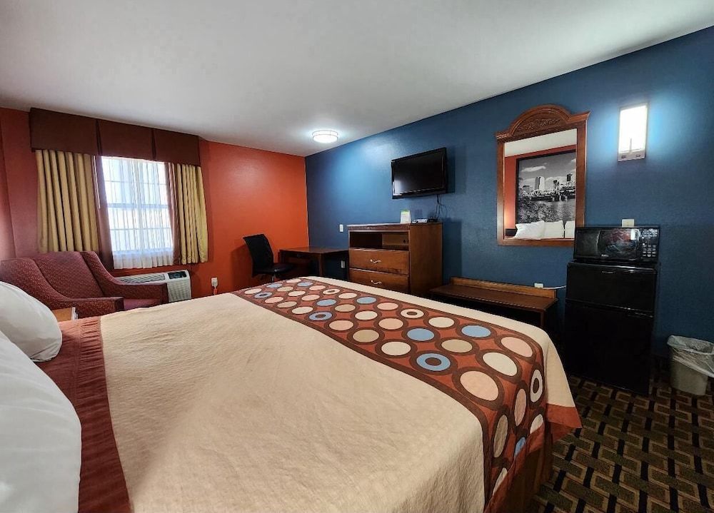 Suite, 1 King Bed, Refrigerator