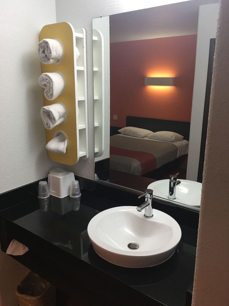 Motel 6 Apache Junction, AZ Deluxe Room, 1 King Bed, Non Smoking 6