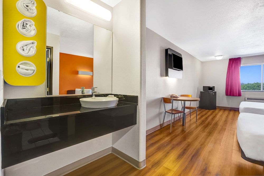 Motel 6 Apache Junction, AZ Standard Room, 2 Queen Beds, Non Smoking 11