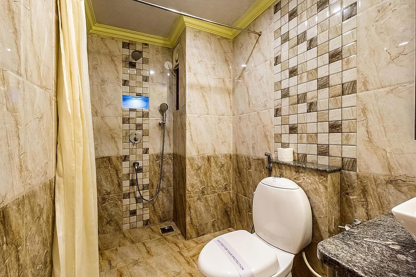 De Baga Deck Comforts Deluxe Room  10