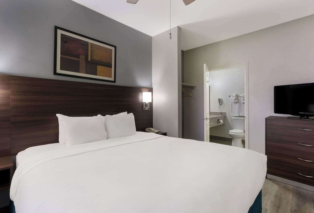 Suite, 1 King Bed with Sofa bed, Non Smoking