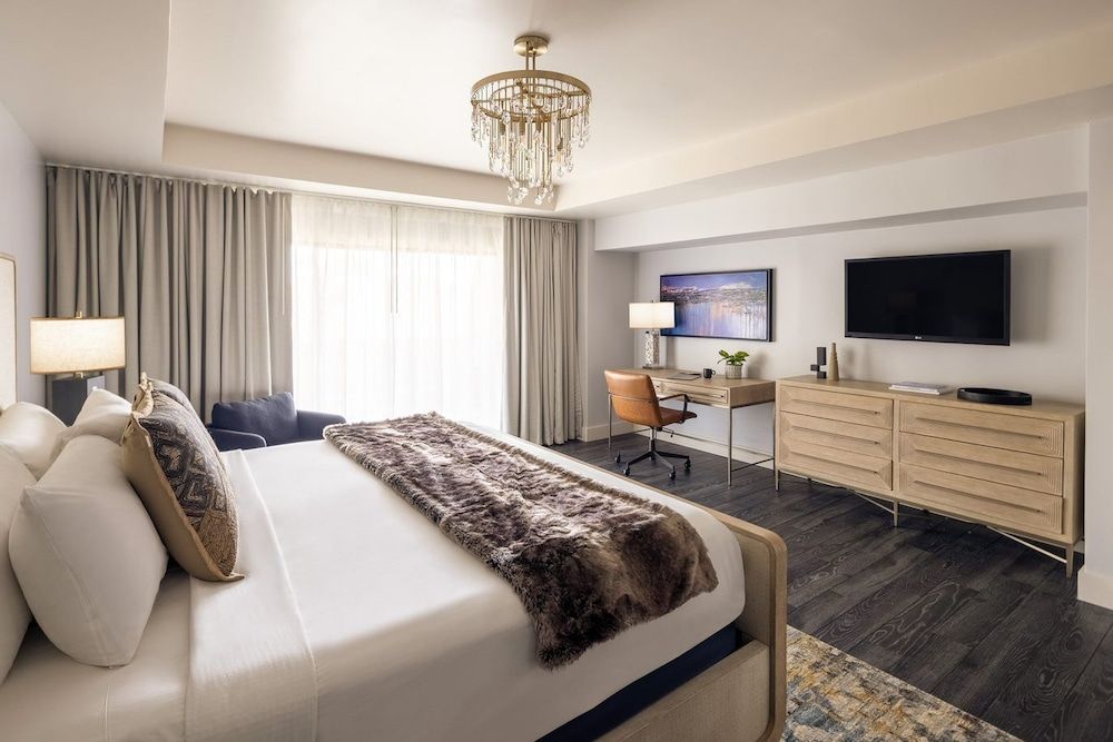Suite, 1 Bedroom, Balcony, Courtyard View (Dining)