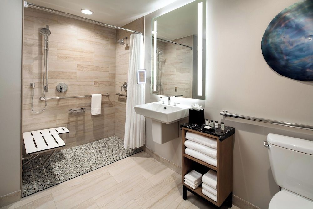 Deluxe Room, 1 King Bed (Mobility Accessible, Tub)