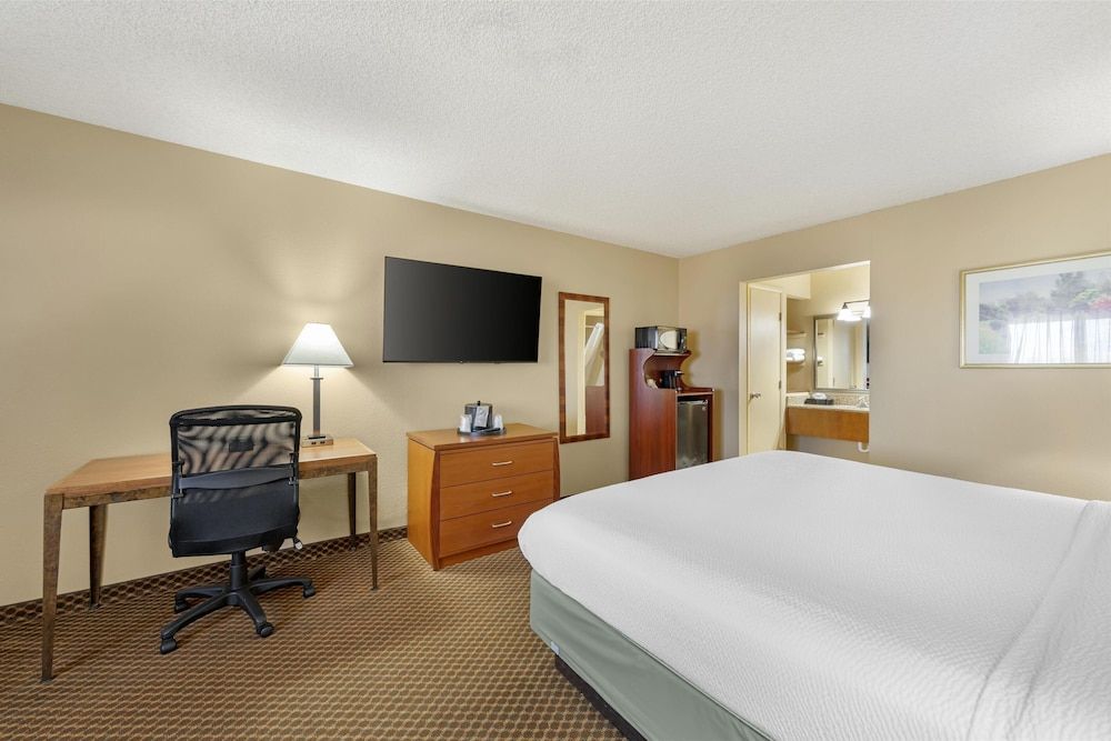 Standard Room, 1 King Bed, Non Smoking (Upstairs) No Pets