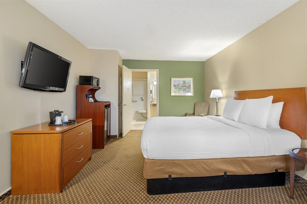 Best Western Cottonwood Inn Standard Room, 1 Queen Bed, Accessible, Non Smoking, No Pets 2