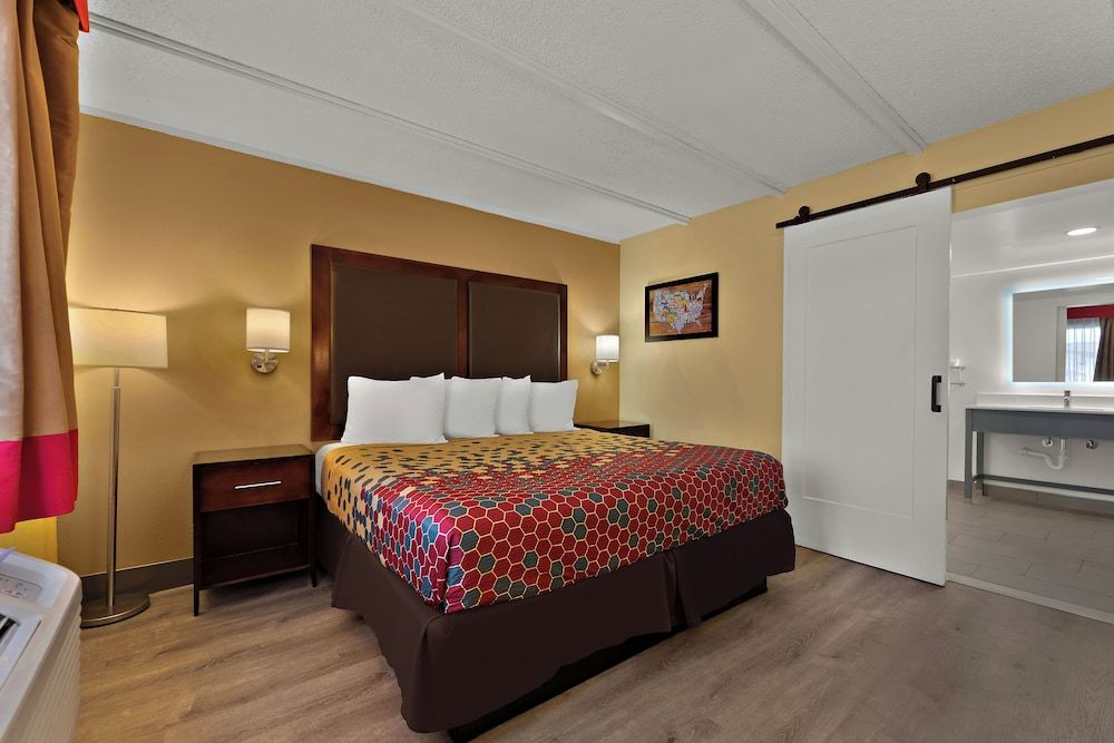 Standard Room, 1 King Bed, Accessible Bathtub