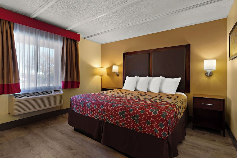 Standard Room, 1 King Bed, Accessible Bathtub