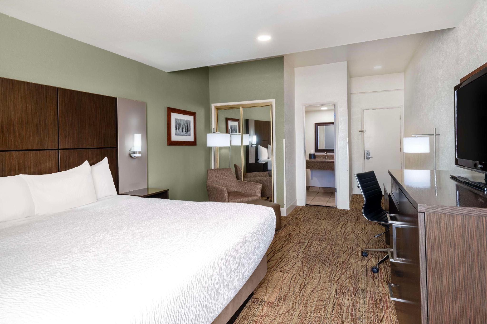 1 King Bed, Nonsmoking, Second Floor