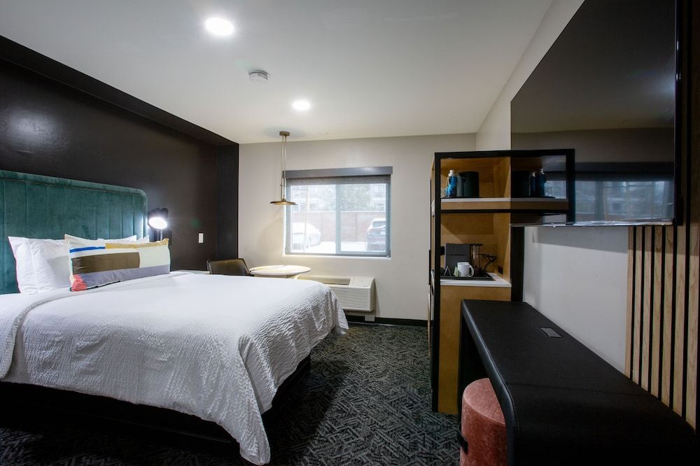 Standard Room, 1 King Bed (Walk-In Shower)