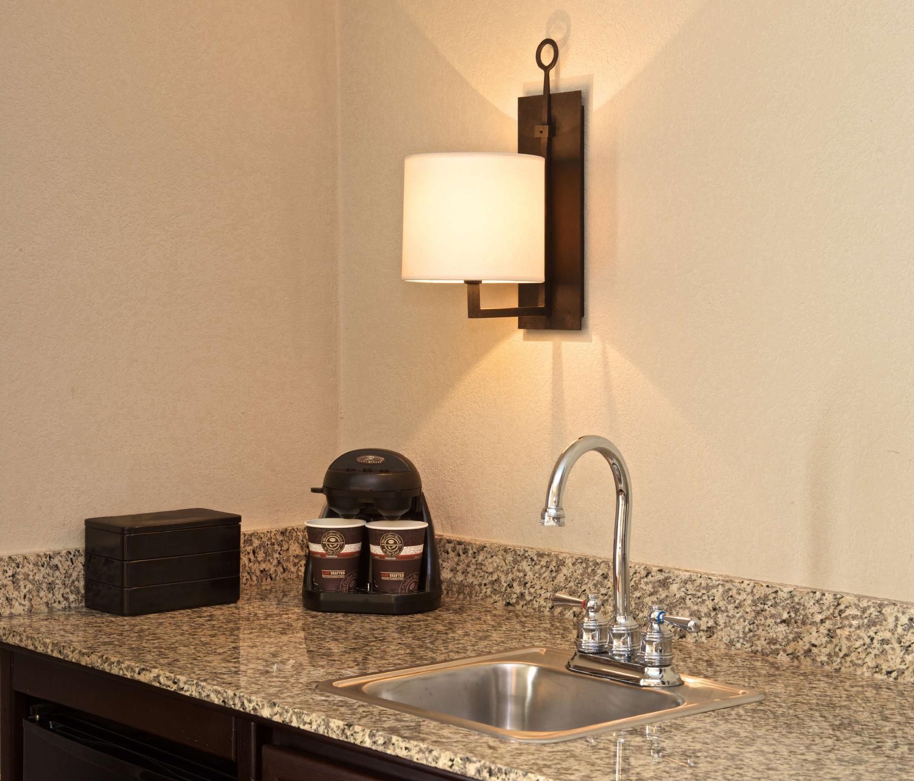 1 KING SUITE MOBILITY/HEARING ACCESS TUB