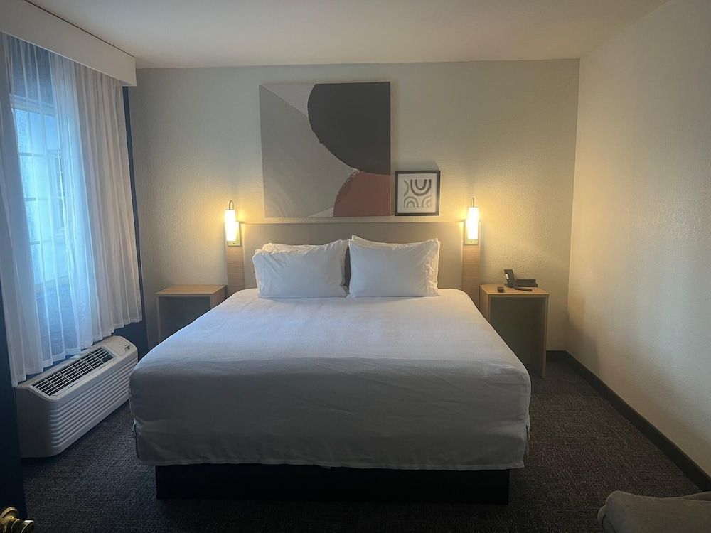 Suite, 1 King Bed, Patio, Pool View