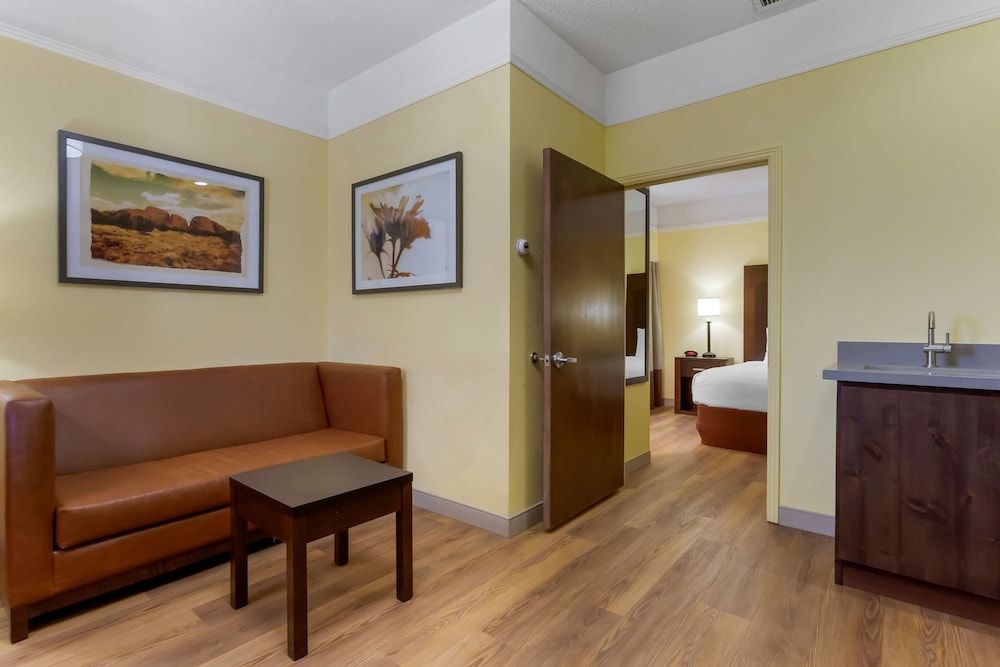 Suite, 1 Queen Bed, Non Smoking, Courtyard View