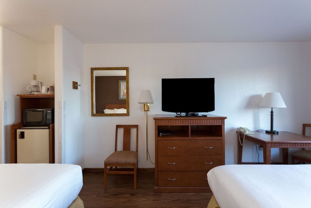 Vagabond Inn Executive - Green Valley Standard Double Room 8