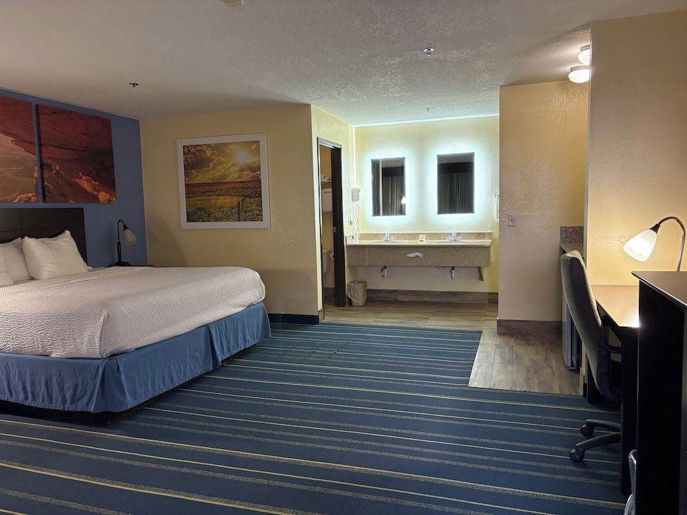 Suite, 1 Queen Bed, Non Smoking (One-Bedroom)