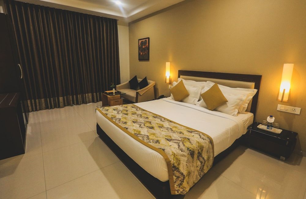 Business Double Room Single Use, 1 Queen Bed, Accessible